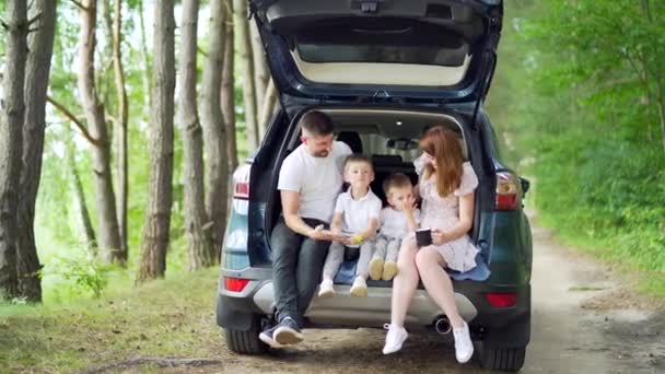 Podróż Samochodem Szczęśliwa Podróż Młodej Rodziny Razem Wakacje Rodzice Tata — Wideo stockowe