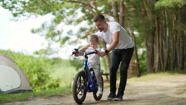 Padre Thelp Insegna Suo Figlio Andare Bicicletta Papà Bambino Insieme — Video Stock