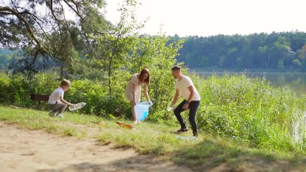 Ehrenamtliche Familienmitglieder Reinigen Müll Der Natur Vater Und Mutter Eltern — Stockvideo