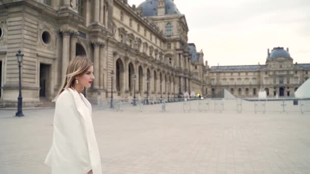 Młoda Stylowa Kobieta Biznesu Białym Garniturze Spaceruje Ulicami Paryża Francji — Wideo stockowe