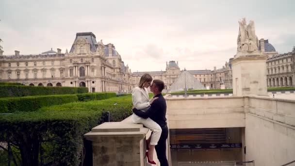 야외에서 루브르를 배경으로 사랑의 키스를 역사적으로 유럽에서 아름다운 곳이었습니다 행복하고 — 비디오