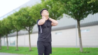 Asyalı sporcunun omuz ağrısı var, spor sakatlığı konsepti. Fitness kaslı erkeğin kolunda ağrı olduğu için boynu ve omuzları ağrıyor. Sporcu eklemlerinde ağrı var. Boynu dışarıda.