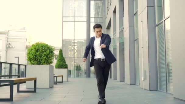 Veselý Šťastný Asijský Obchodník Tanec Procházka Chodbou Pozadí Moderní Kancelářské — Stock video