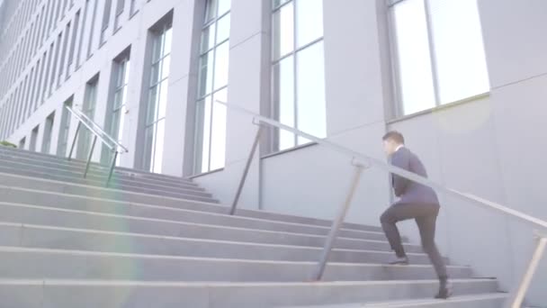 Junger Erfolgreicher Und Selbstbewusster Asiatischer Geschäftsmann Steigt Schnell Die Treppe — Stockvideo