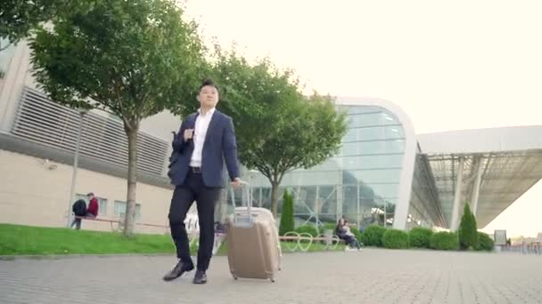 Asiatischer Touristenunternehmer Spaziert Mit Gepäck Auf Einer Stadtstraße Mann Anzug — Stockvideo