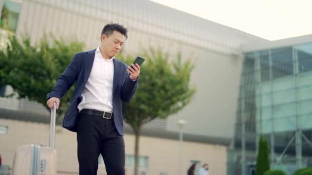 Homme Affaires Asiatique Debout Sur Fond Aéroport Gare Moderne Costume — Video