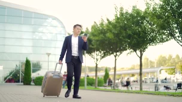Aziatische Zakenman Achtergrond Een Modern Treinstation Luchthaven Formeel Pak Met — Stockvideo
