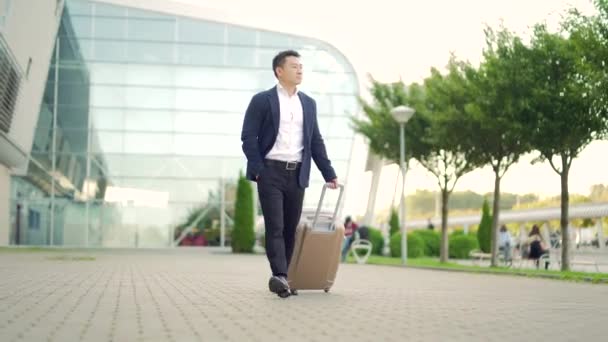 Asijský Turistický Podnikatel Kráčí Veřejnou Dopravou Budovy Zavazadly Městském Pozadí — Stock video