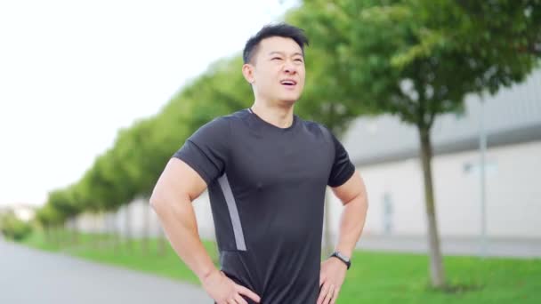 Sportlicher Asiatischer Mann Mit Intelligenter Uhr Auf Moderner Strecke Männerläufer — Stockvideo