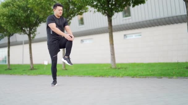 Junge Asiatische Läuferin Mit Muskelschmerzen Mann Massiert Dehnung Verletzung Beim — Stockvideo