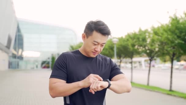 Sport Asiatique Homme Regardant Montre Intelligente Piste Moderne Homme Coureur — Video