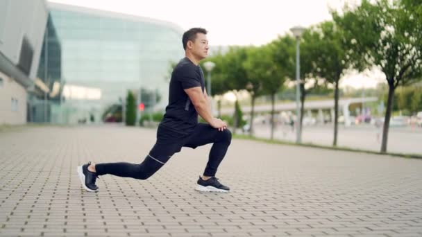 Junge Aktive Asiatische Fitte Mann Körperlicher Bewegung Stretching Freien Straße — Stockvideo