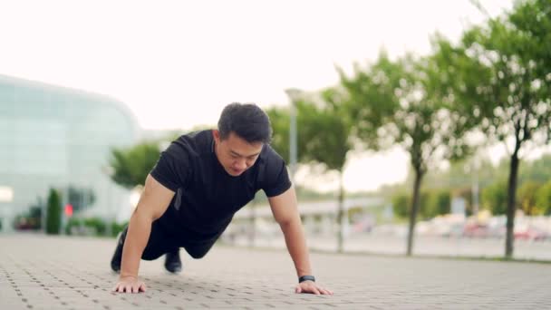 Joven Asiático Macho Ajuste Atleta Entrenamiento Aire Libre Ciudad Parque — Vídeos de Stock