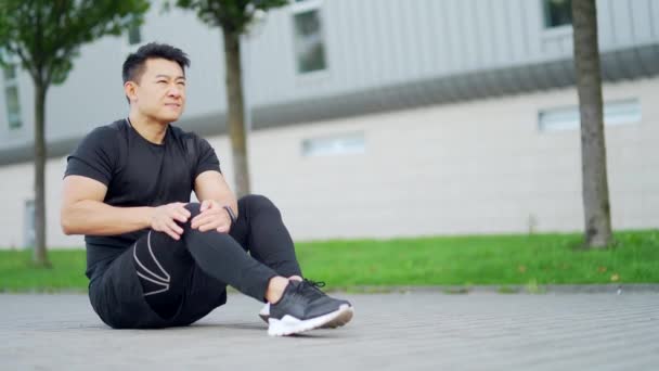 Jeune Athlète Asiatique Coureur Avec Douleur Musculaire Homme Massant Étirements — Video