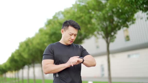 Junger Asiatischer Mann Läuft Die Straße Hinunter Auf Städtischem Hintergrund — Stockvideo