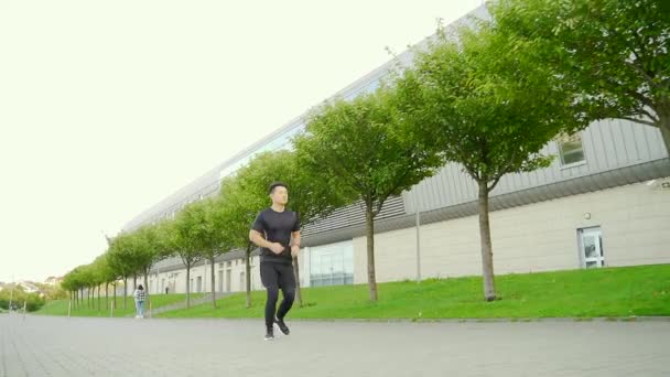 Молодий Азіатський Чоловік Біжить Вулиці Міському Тлі Міського Парку Ранковий — стокове відео