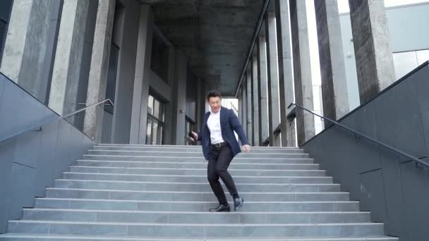 Alegre Feliz Asiático Hombre Negocios Bailando Caminar Las Escaleras Telón — Vídeos de Stock