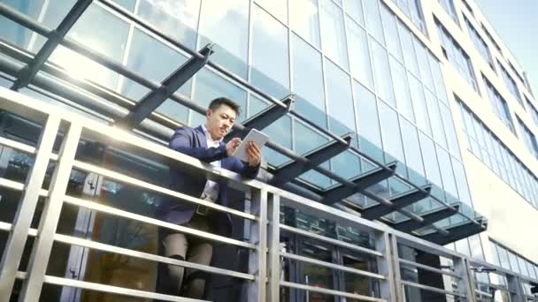 Der Junge Asiatische Geschäftsmann Steht Geländer Eines Modernen Bürogebäudes Und — Stockvideo