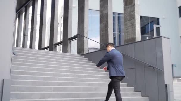 Junger Erfolgreicher Und Selbstbewusster Asiatischer Geschäftsmann Steigt Schnell Die Treppe — Stockvideo