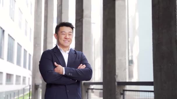 Portrait Heureux Homme Affaires Asiatique Amical Debout Sur Fond Urbain — Video