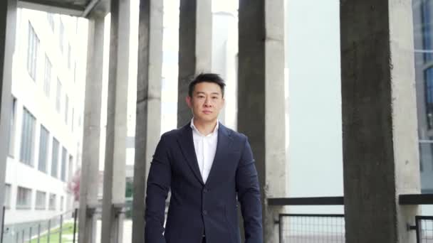 Portrait Jeune Homme Affaires Asiatique Confiant Prospère Regardant Caméra Homme — Video