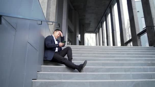 Jeune Homme Asiatique Déprimé Assis Dans Les Escaliers Plein Air — Video