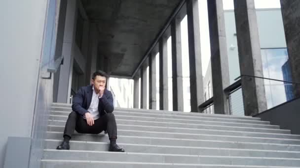 Joven Asiático Deprimido Hombre Sentado Escaleras Aire Libre Calle Cerca — Vídeos de Stock