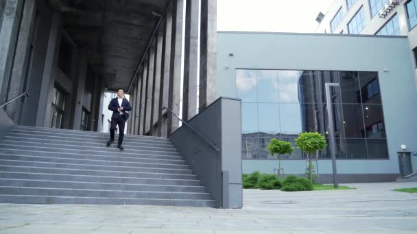 자신감 사업가가 사무실 방향으로 움직이고 양복을 계단을 갑니다 — 비디오