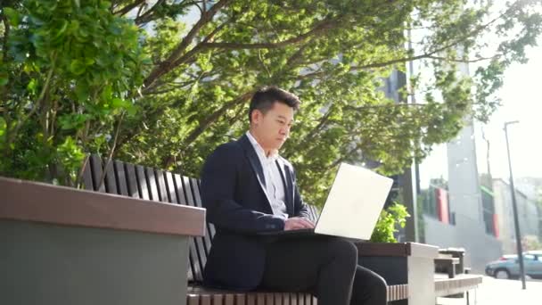Genç Asyalı Adamı Serbest Çalışan Banklarda Oturan Şehir Merkezindeki Modern — Stok video