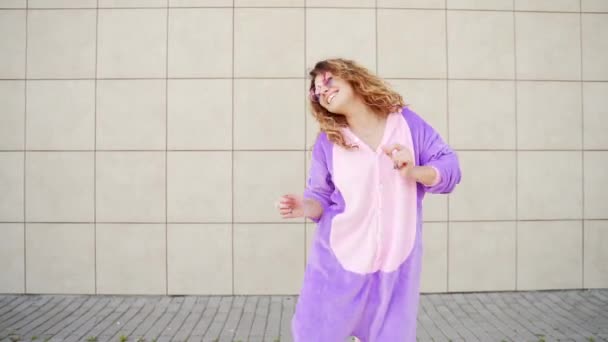 Vicces Vidám Boldog Fiatal Aki Kint Táncol Sárga Falon Őrült — Stock videók