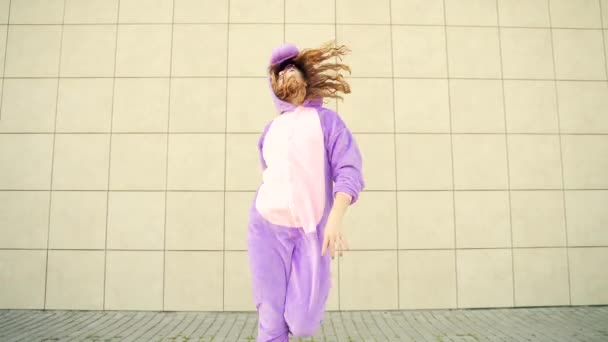 Zabawna Wesoła Młoda Kobieta Tańcząca Zewnątrz Żółtej Ścianie Szalona Hipsterka — Wideo stockowe