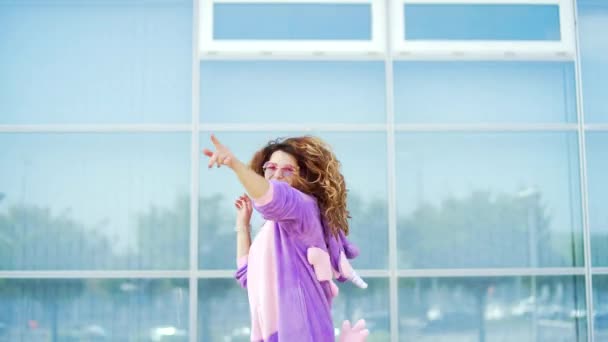 Zabawna Wesoła Młoda Kobieta Tańcząca Zewnątrz Niebieskiej Ścianie Szalona Hipsterka — Wideo stockowe