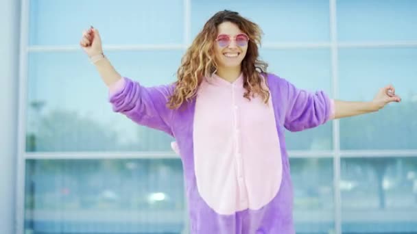 Divertida Alegre Joven Feliz Bailando Aire Libre Pared Azul Chica — Vídeos de Stock
