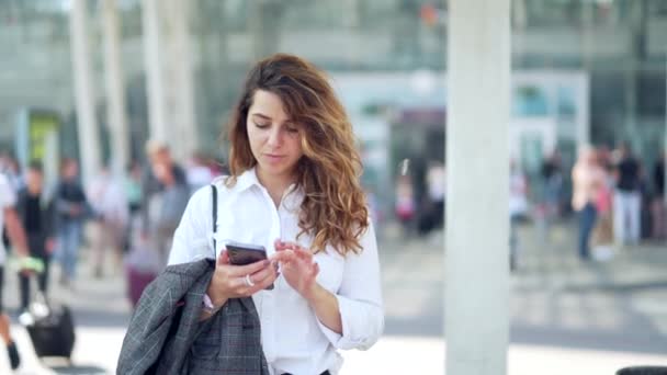 Joven Atractiva Mujer Negocios Pie Fondo Urbano Ciudad Entre Multitud — Vídeos de Stock