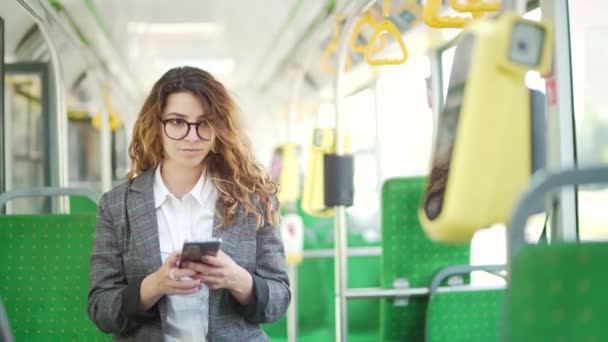 Mulher Pagando Transporte Público Cidade Com Aplicativo Telefone Móvel Passinger — Vídeo de Stock