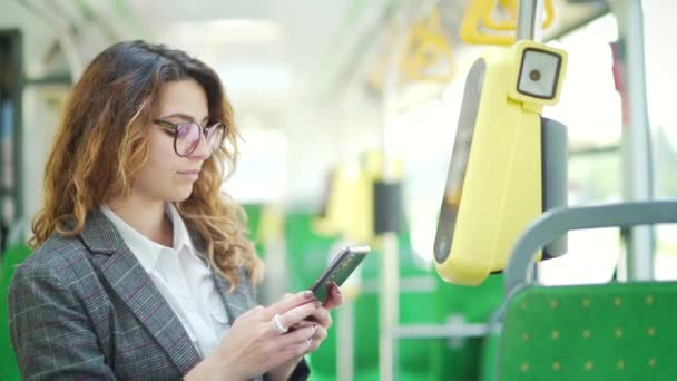 Frau Bezahlt Öffentlichen Nahverkehr Mit Handy App Moderne Passantin Entwertet — Stockvideo