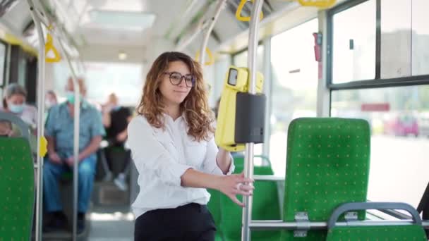 Жінка Платить Громадському Міському Транспорту Допомогою Мобільного Телефону Сучасний Жіночий — стокове відео