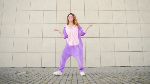 Sarı Duvarda Dans Eden Neşeli Mutlu Genç Bir Kadın Tek — Stok video