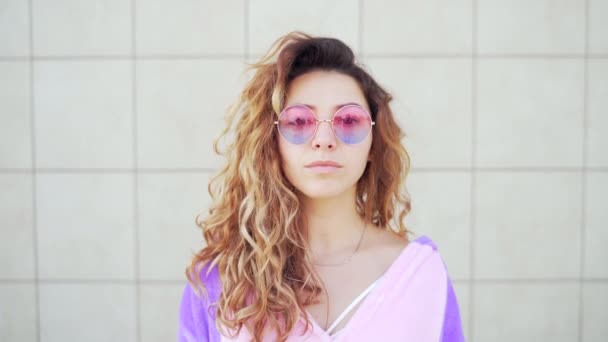 Крупный План Портрета Молодой Красивой Женщины Розовых Фиолетовых Круглых Очках — стоковое видео