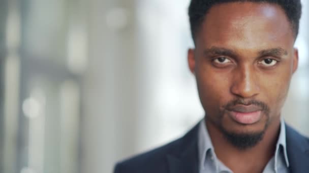 Πορτρέτο Νέος Αυτοπεποίθηση Επιτυχημένος Αφροαμερικανός Επιχειρηματίας Κοιτάζοντας Κάμερα Από Κοντά — Αρχείο Βίντεο