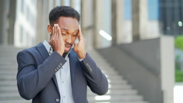 Udmattede Unge Afroamerikanske Forretningsmand Kontor Arbejdstager Stå Udendørs Stresset Overanstrengt – Stock-video