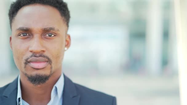 Porträt Junge Selbstbewusste Erfolgreiche Afroamerikanische Geschäftsmann Blick Die Kamera Nahaufnahme — Stockvideo