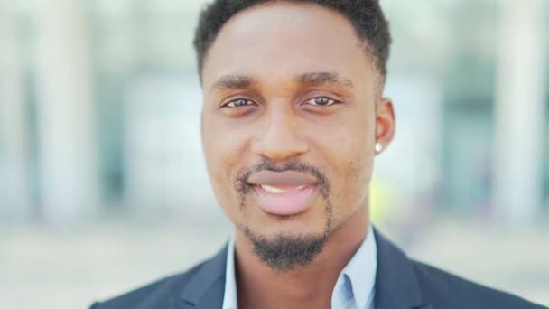 Portrait Rapproché Heureux Homme Affaires Afro Américain Regardant Caméra Extérieur — Video