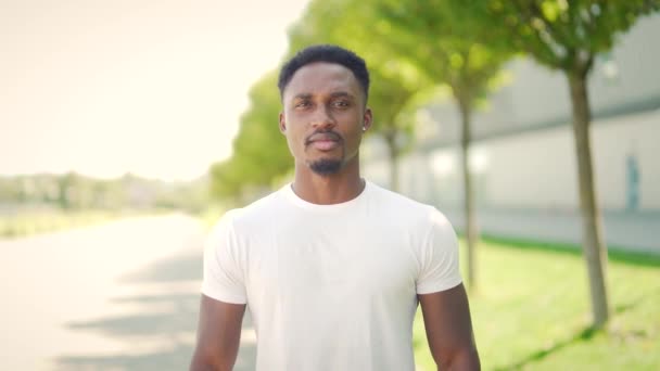 Portrait Selbstbewusster Afroamerikanischer Athlet Der Stadtpark Oder Stadion Steht Und — Stockvideo