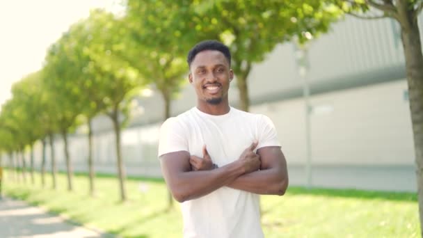 Portrait Selbstbewusster Afroamerikanischer Athlet Der Stadtpark Oder Stadion Steht Und — Stockvideo