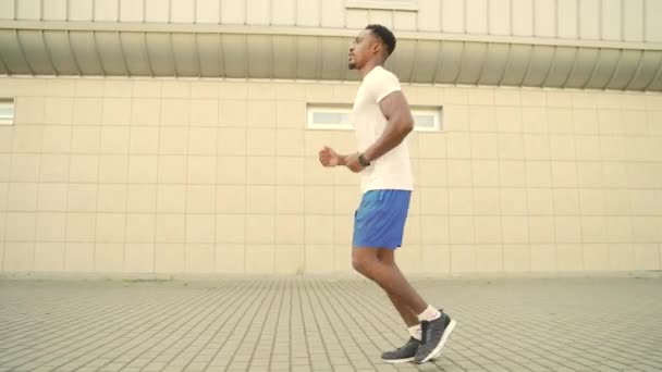 Jonge Afro Amerikaanse Mannelijke Atleet Loper Loopt Buiten Moderne Gele — Stockvideo