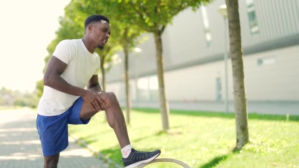 Een Jonge Afrikaanse Atleet Met Spierpijn Man Masseren Stretching Trauma — Stockvideo