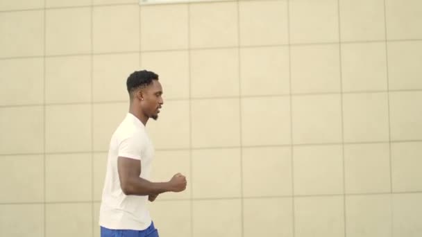 Jonge Afro Amerikaanse Mannelijke Atleet Loper Loopt Buiten Moderne Gele — Stockvideo