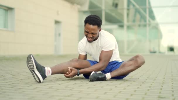 年轻的非洲裔美国赛跑运动员 肌肉疼痛 男人在户外慢跑时按摩伸展 造成创伤 健康男性扭伤严重疼痛拉长 腿肌肉痉挛小腿运动 — 图库视频影像