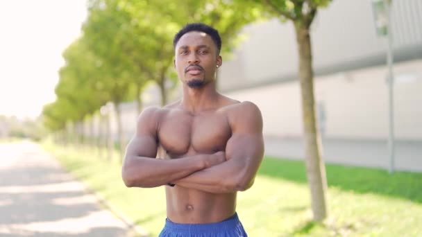 Portret Încrezător Atlet Afro American Picioare Urban Fundal Oraș Parc — Videoclip de stoc